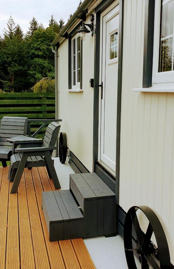Small Cozy Shepherd Hut 20 By 7 Feet With Boxed In High Double Bed Balmacara Exterior photo